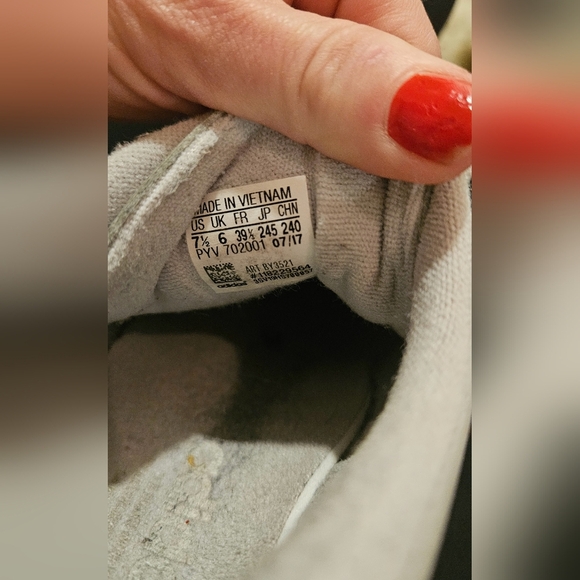 ADIDAS SAMOA in Grey/White. Gold details. Size 7.5 - Picture 13 of 16